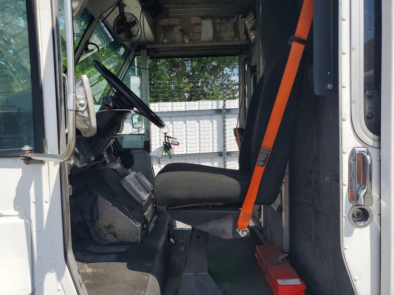 2000 Freightliner MT45 Chassis Delivery Truck
