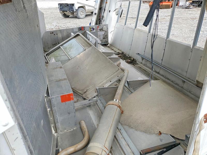 1999 Freigliner Chassis M Line