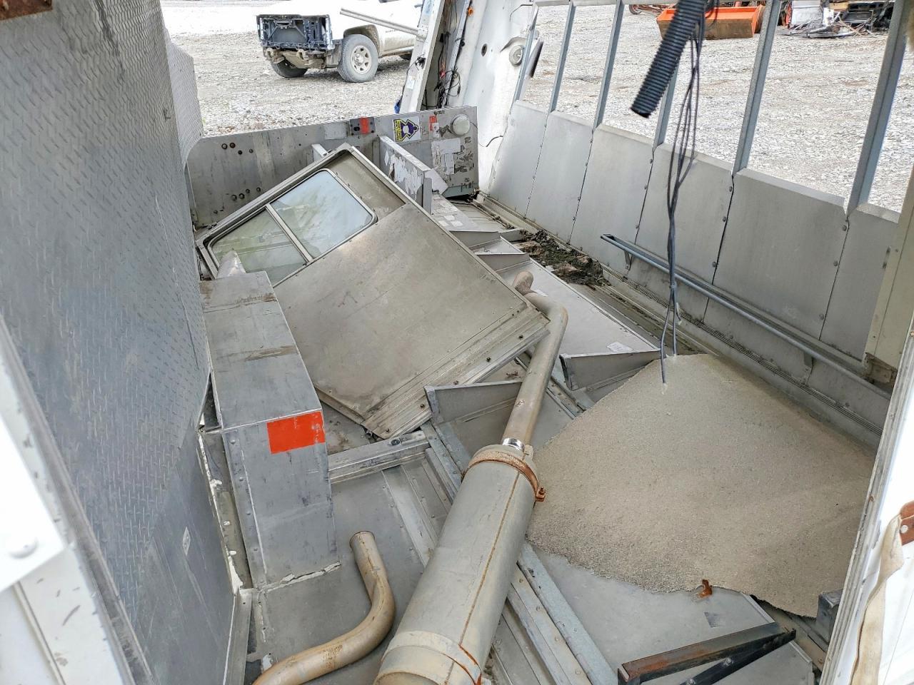 1999 Freigliner Chassis M Line