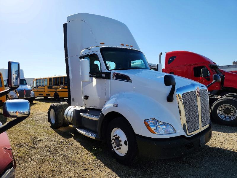 2016 Kenworth T680 Semi Truck