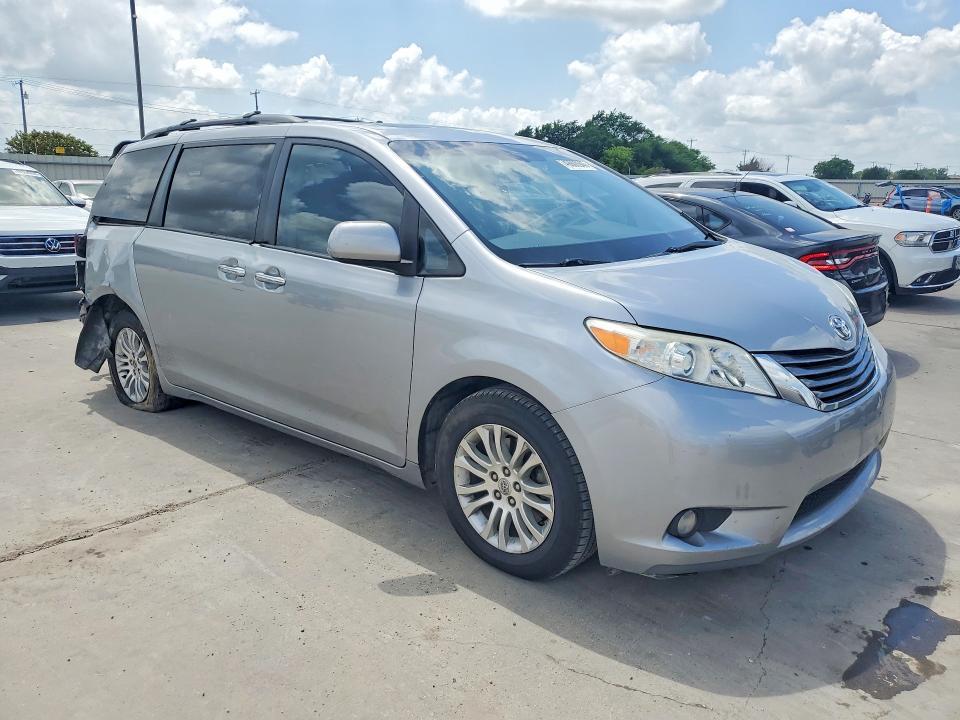 2011 Toyota Sienna xle 8-passenger