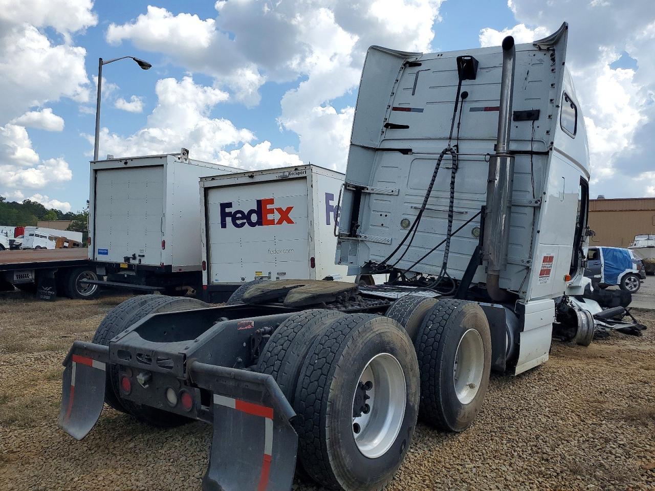 2008 Volvo VNL Semi Truck