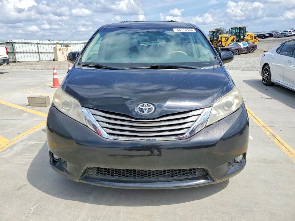 2012 Toyota Sienna xle 8-passenger