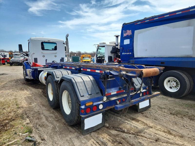2017 Peterbilt 579 ROLL-OFF Container Truck