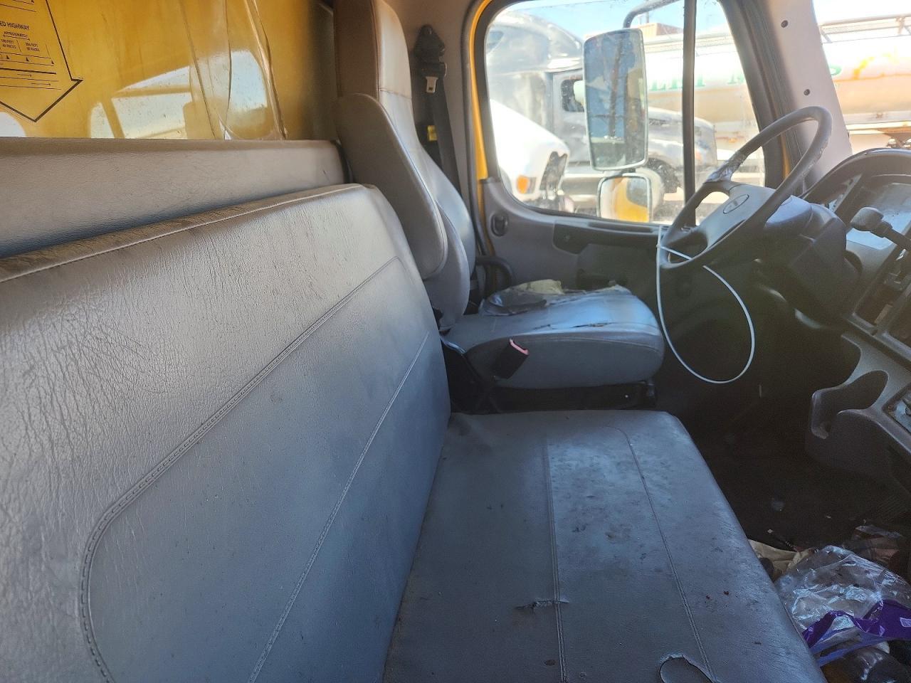 2016 Freightliner Business Class M2 BOX Truck