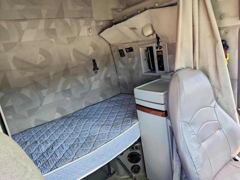 2012 Volvo VNL Semi Truck