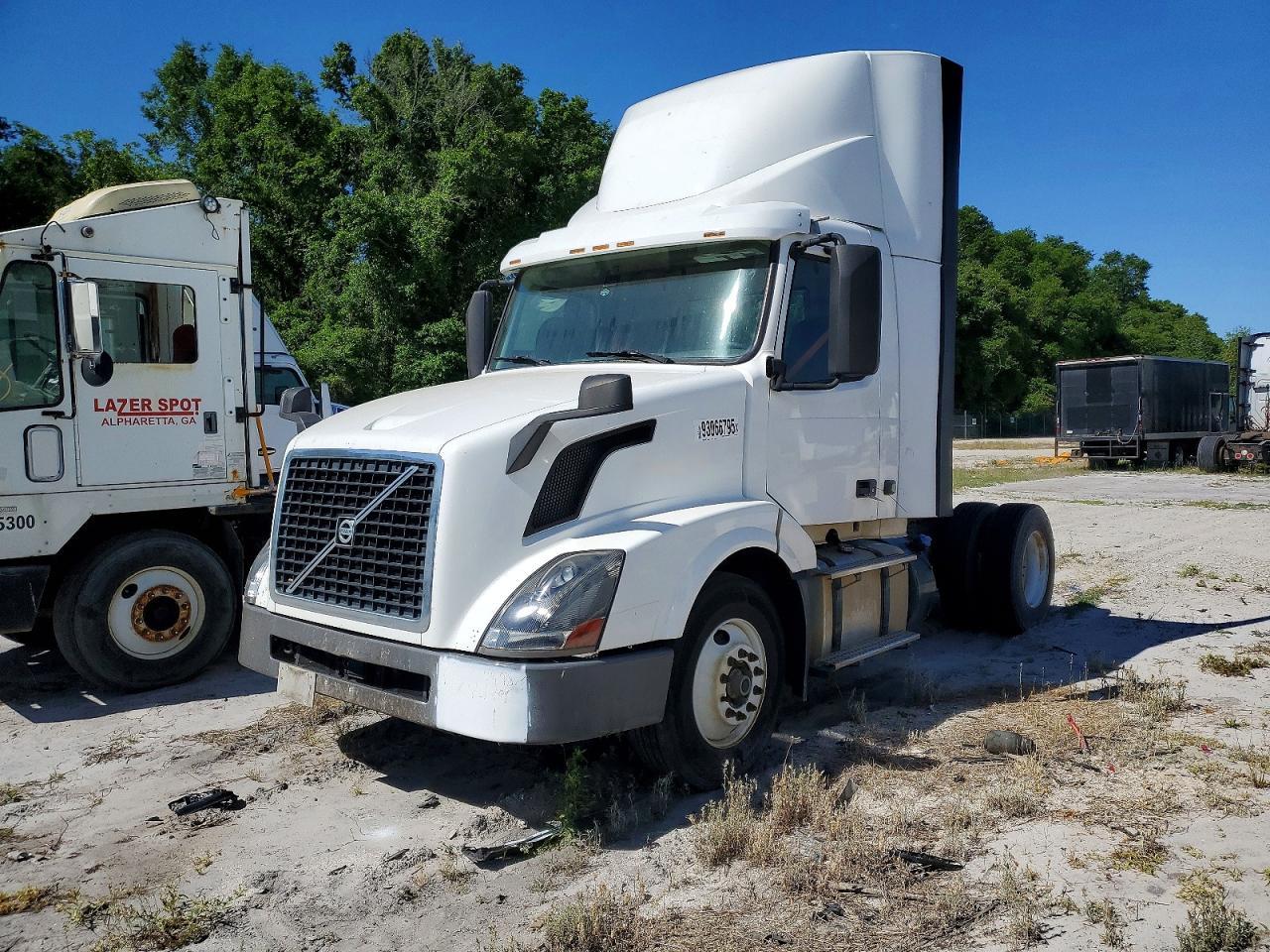 2017 Volvo VNL Semi Truck