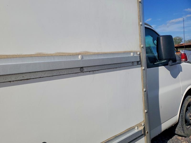 2004 GMC Savana box Truck