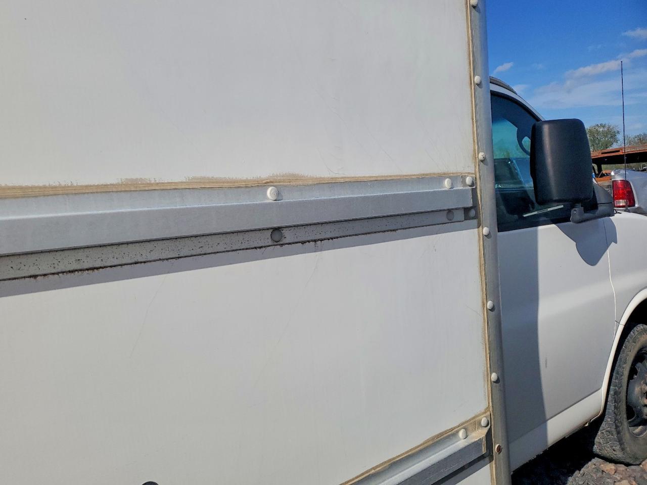 2004 GMC Savana BOX Truck