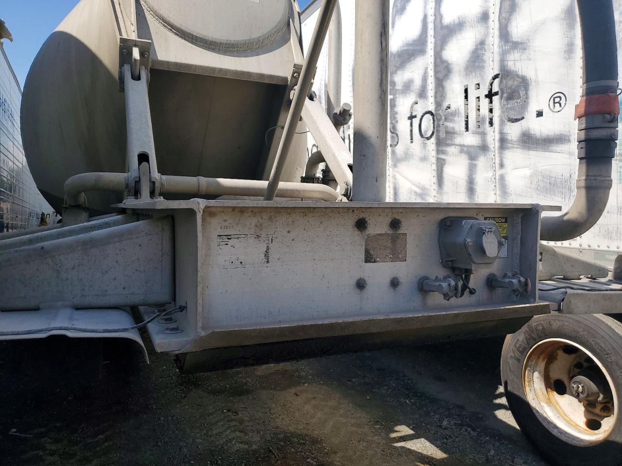 2013 Polar Tank Trailer 2013 Polar Tank Pneumatic DRY Bulk Trailer
