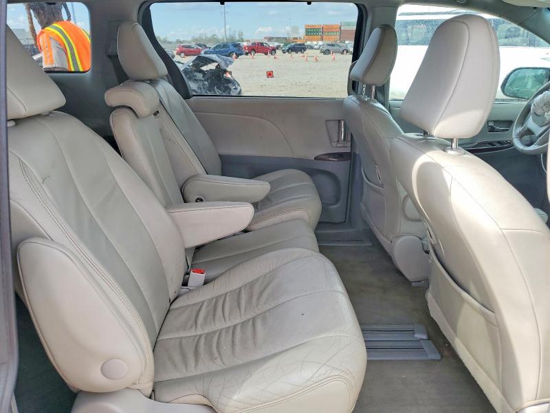 2013 Toyota Sienna xle 8-passenger