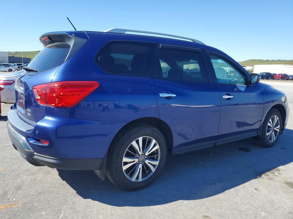2017 Nissan Pathfinder sv