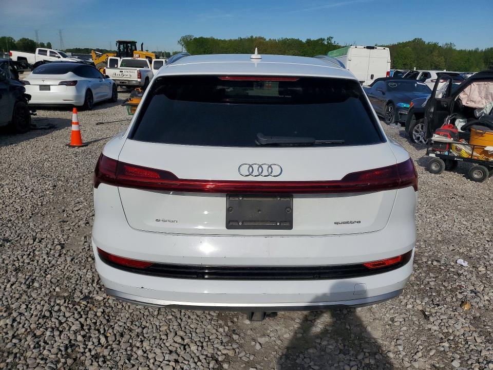 2022 Audi E-tron Premium Plus