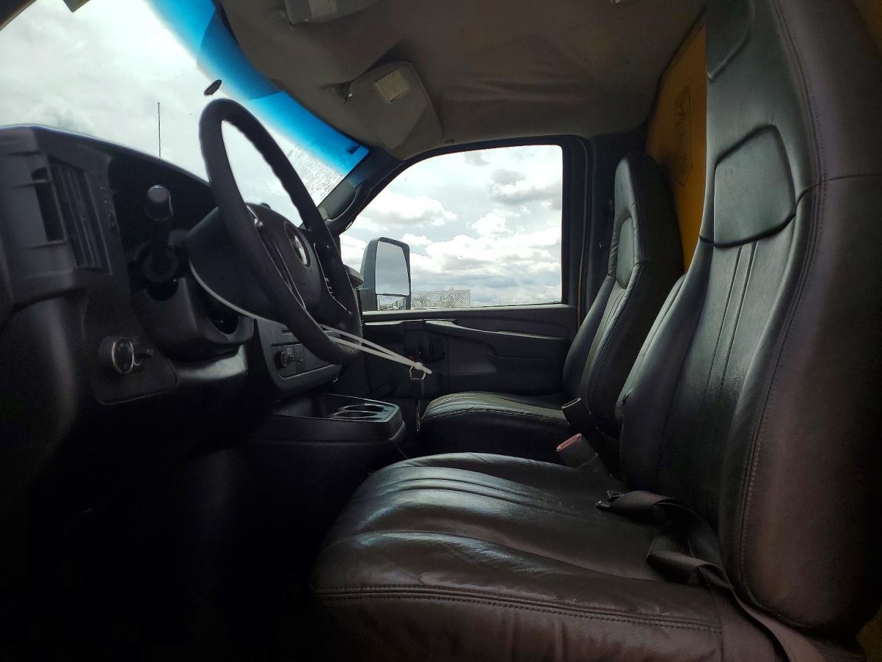 2009 GMC Savana BOX Truck