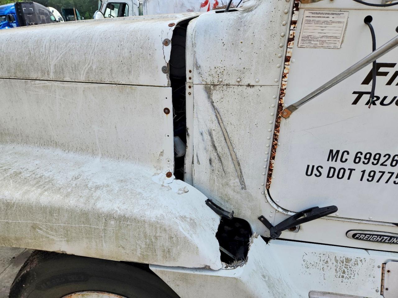 1999 Freightliner Conventional FLD120