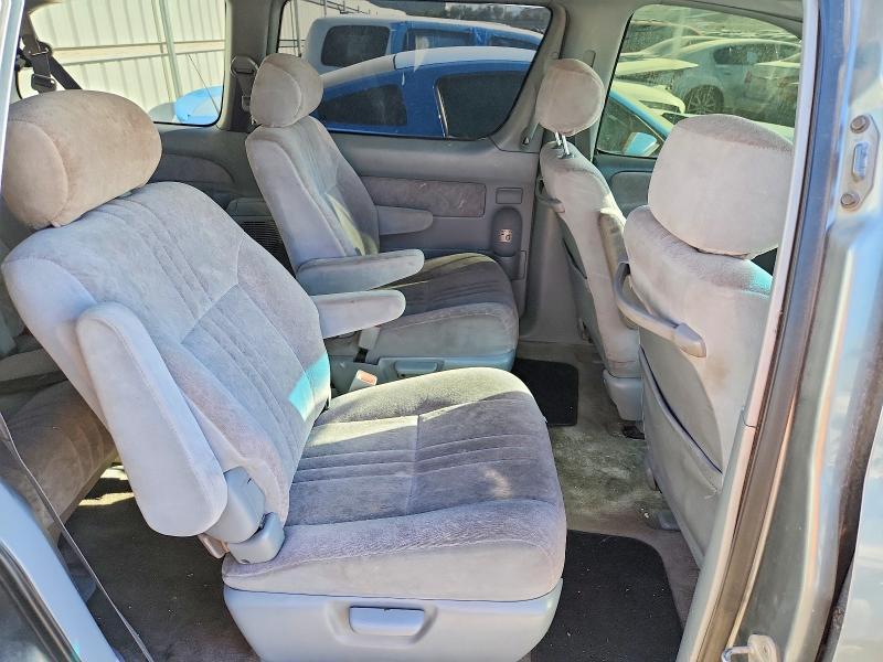 2000 Toyota Sienna le