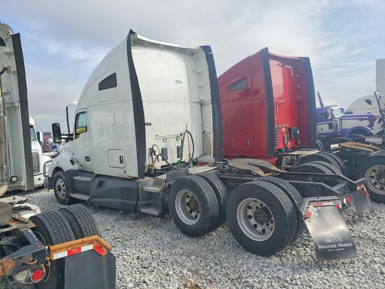 2015 Kenworth T680 Semi Truck