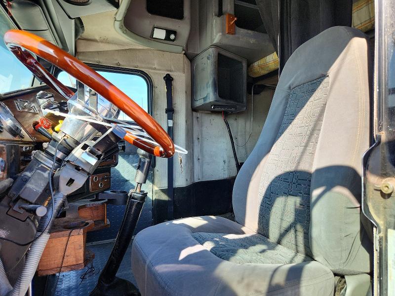 1995 Freigliner 1995 Freightliner FLD120 Semi Truck