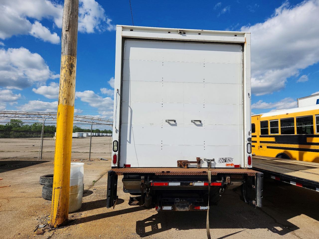 2017 Isuzu NRR BOX Truck