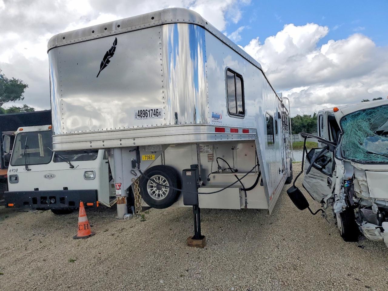2020 Feathrlite 2020 Featherlite 9821-313D-STD Horse Trailer