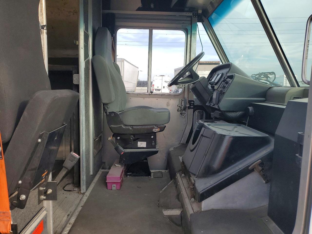 2004 Freightliner MT45 Chassis Delivery Truck
