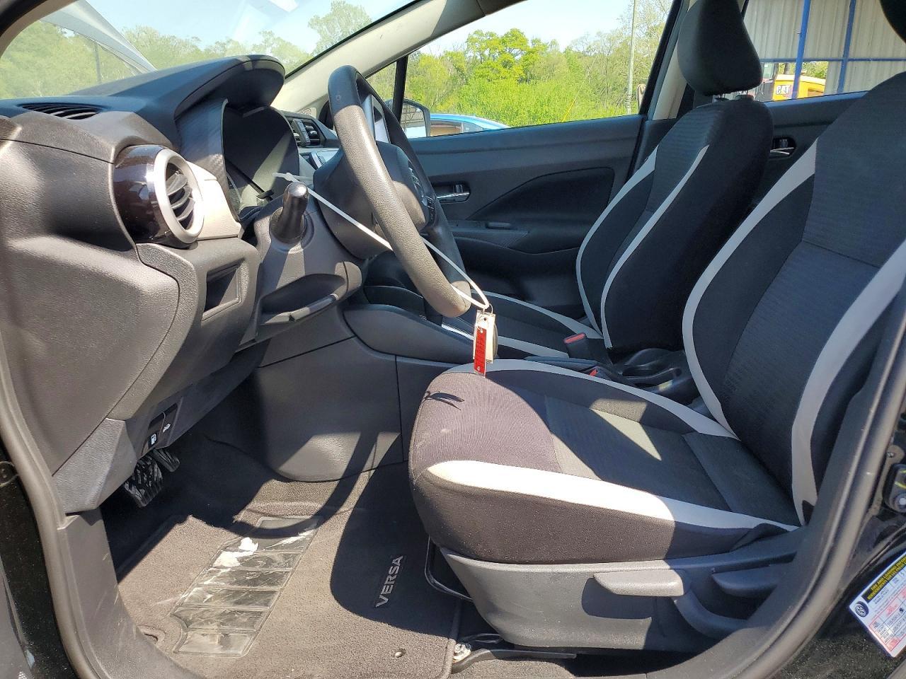 2022 Nissan Versa sv