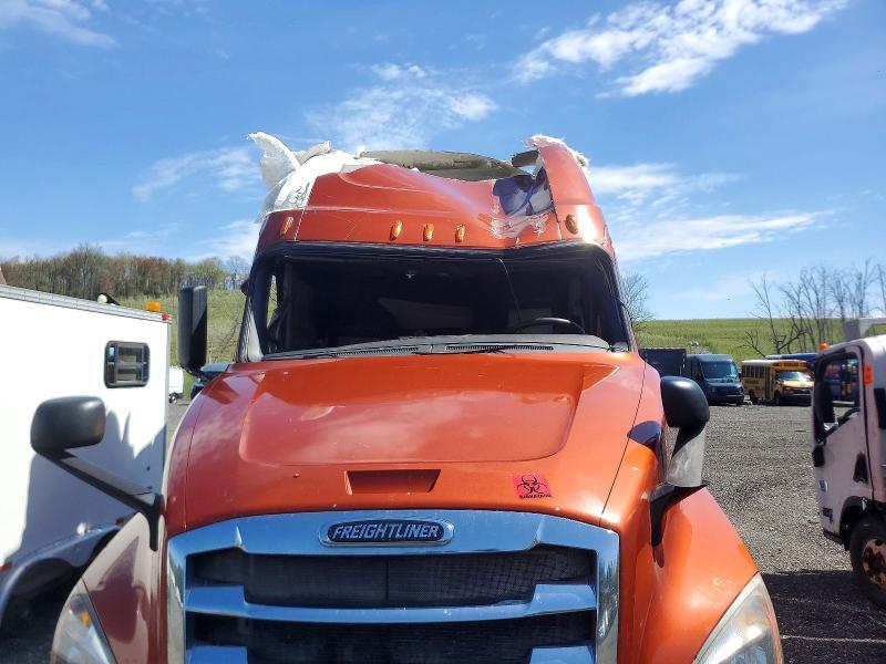 2018 Freigliner 2018 Freightliner Cascadia 126 Semi Truck
