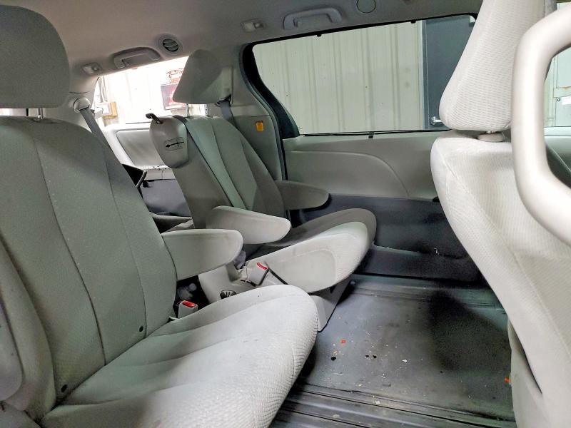 2011 Toyota Sienna le 8-passenger