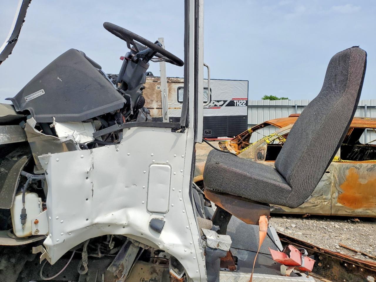 1999 Freigliner Chassis M Line