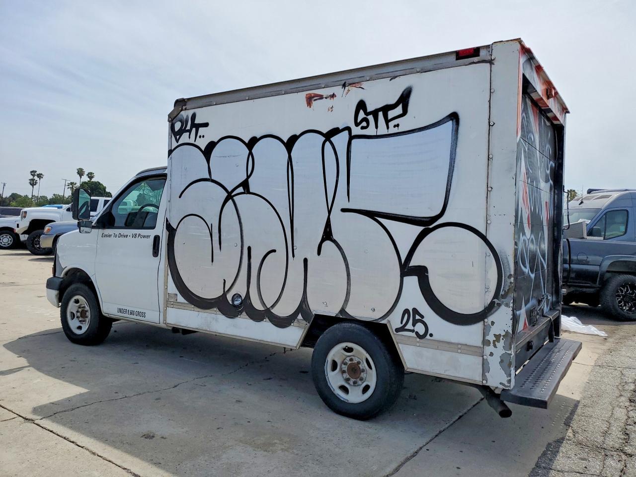 2005 GMC Savana BOX Truck