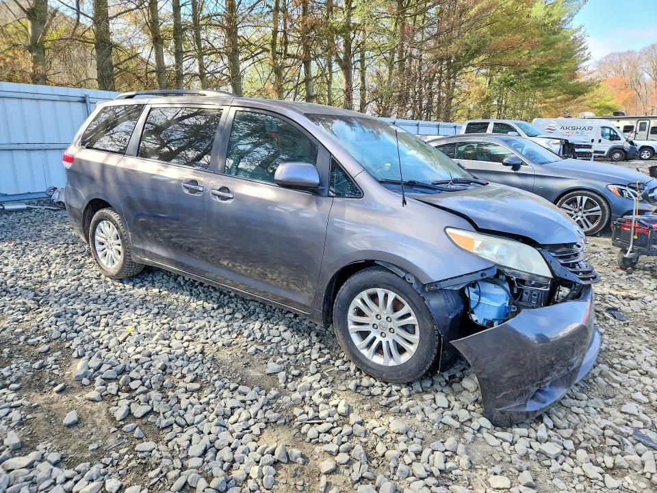2011 Toyota Sienna xle 8-passenger