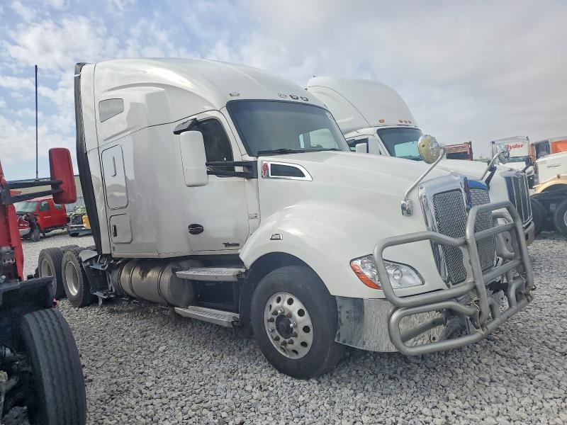 2015 Kenworth T680 Semi Truck