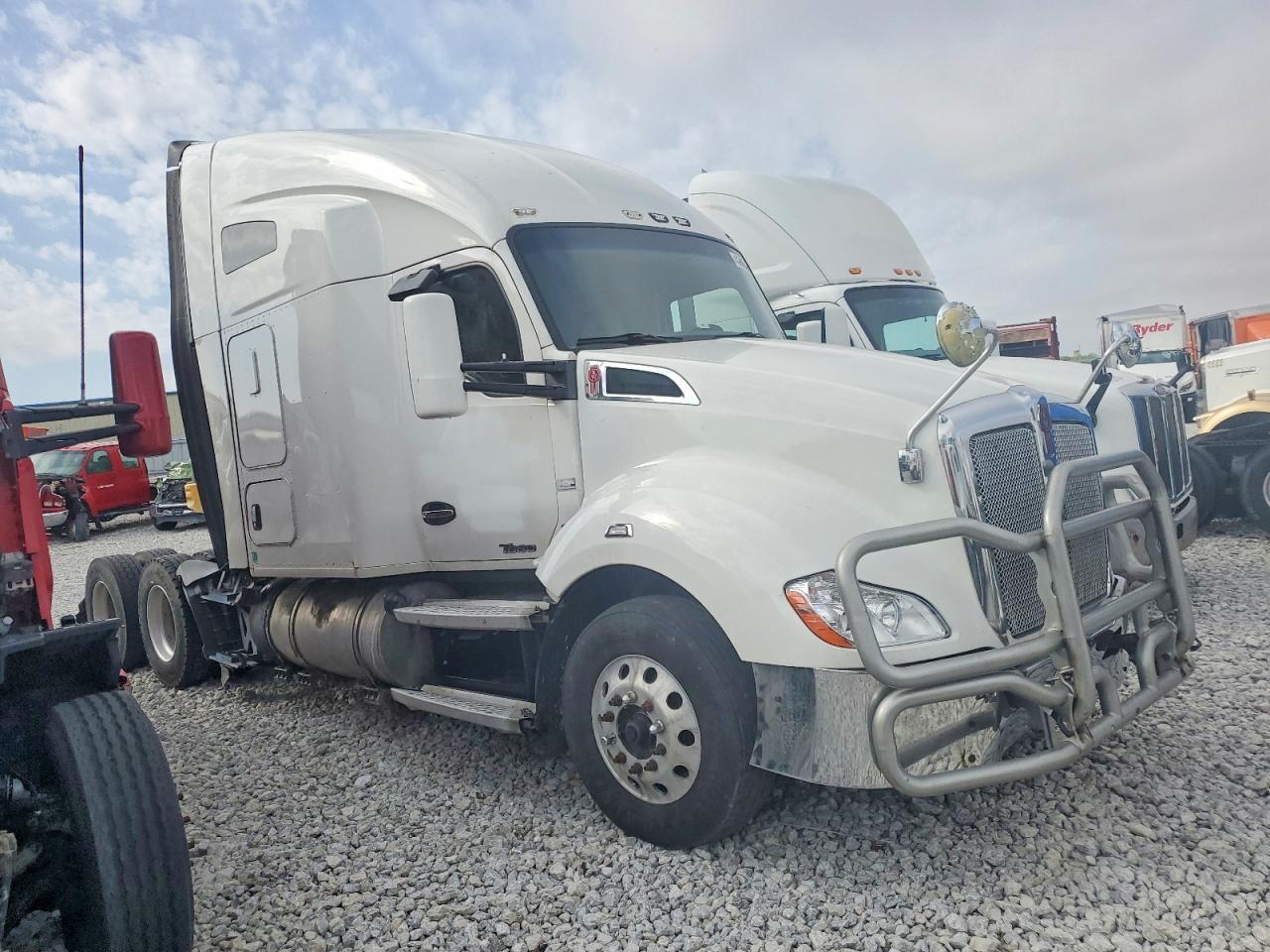 2015 Kenworth T680 Semi Truck