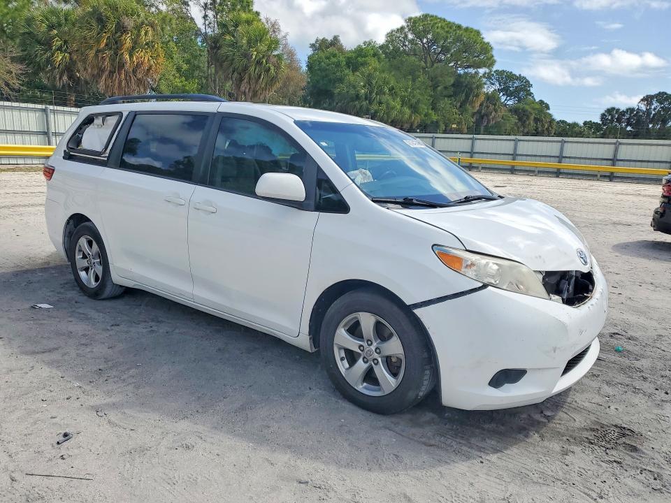 2017 Toyota Sienna le 8-passenger