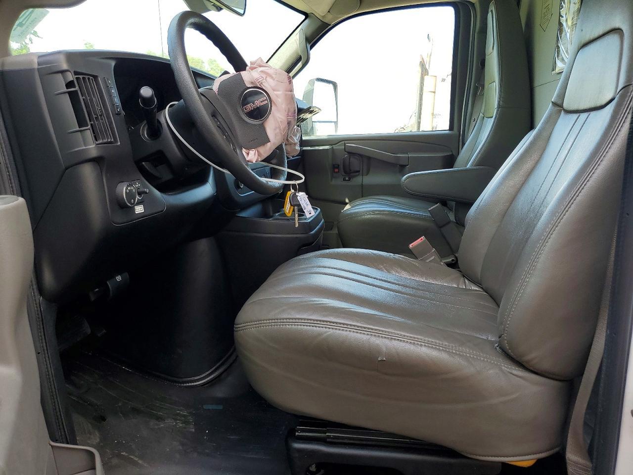 2021 GMC Savana BOX Truck