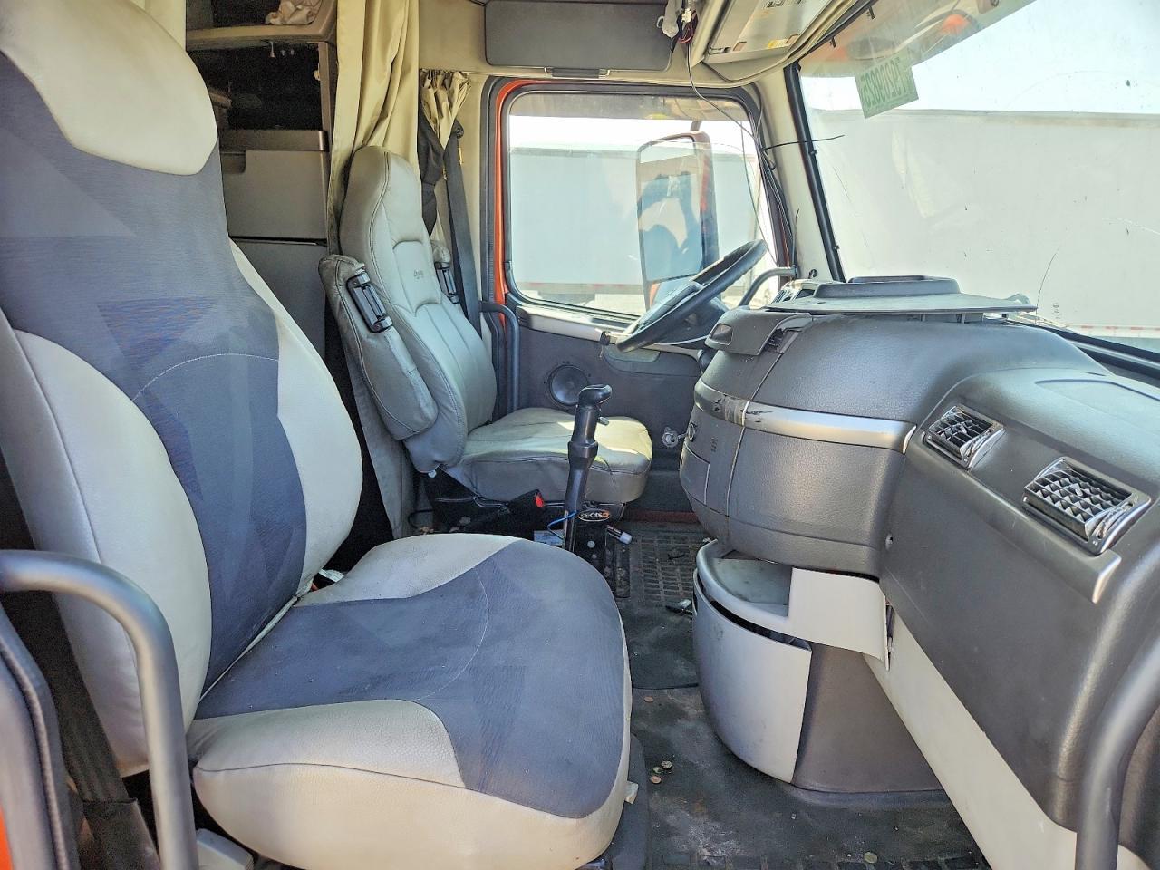 2007 Volvo VNL Semi Truck