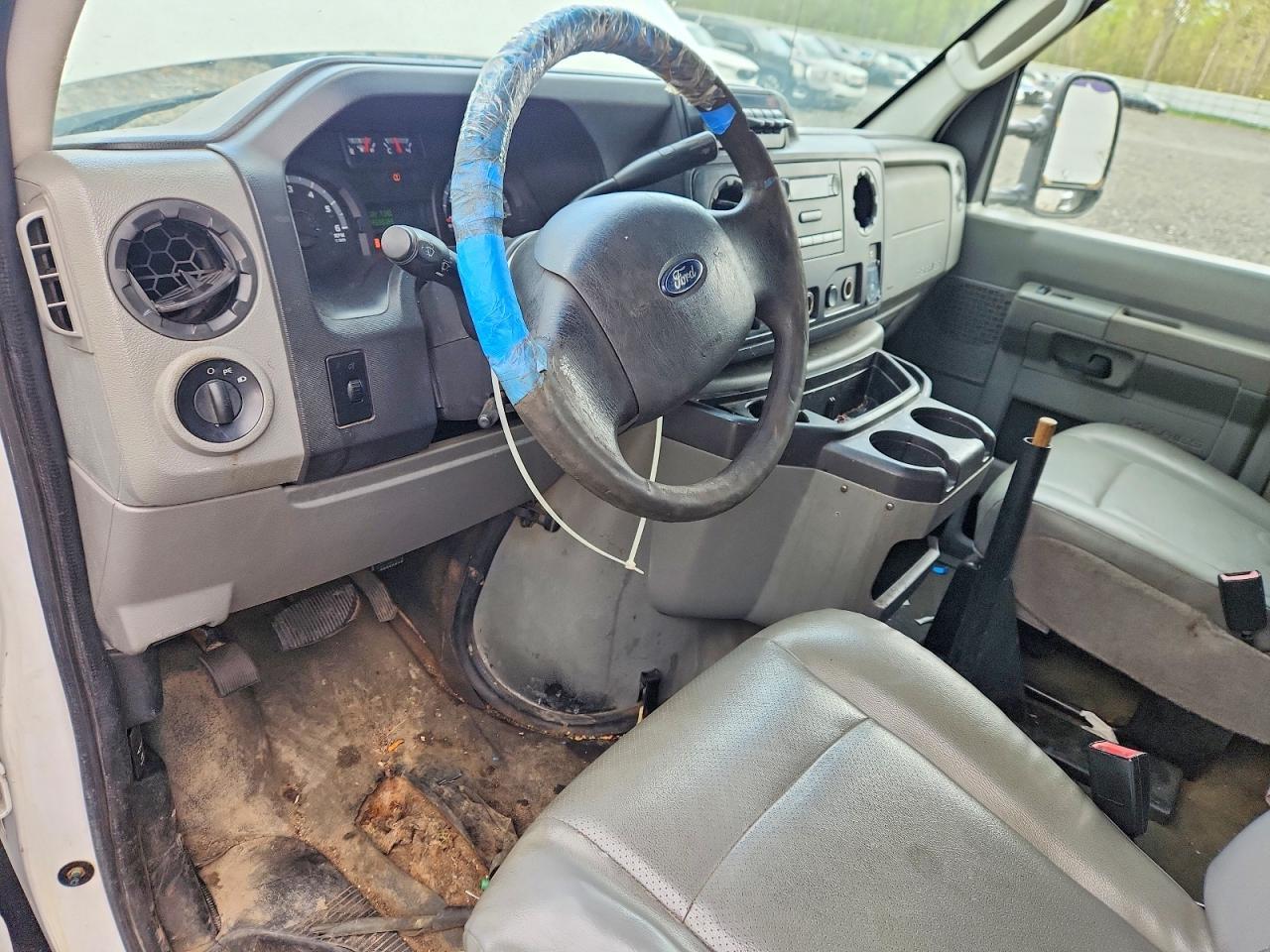 2014 Ford Econoline E350 Super Duty Cutaway Van