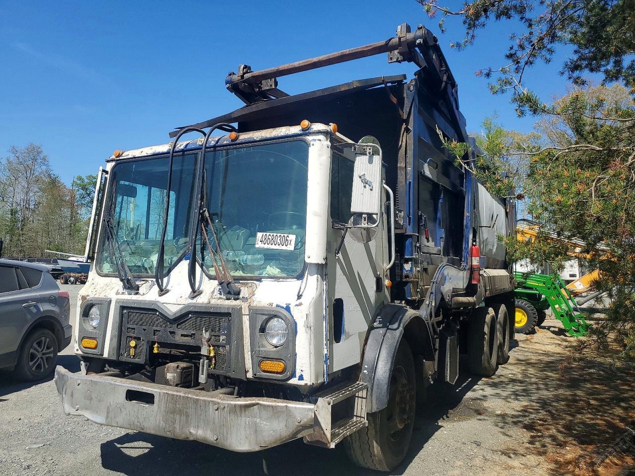 2014 Mack MRU600 Refuse Truck