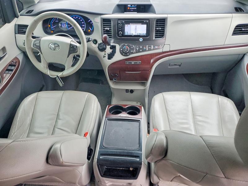 2012 Toyota Sienna xle 8-passenger