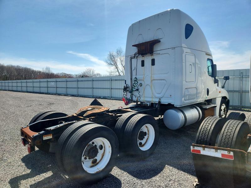 2015 Freightliner Cascadia 125 Semi Truck