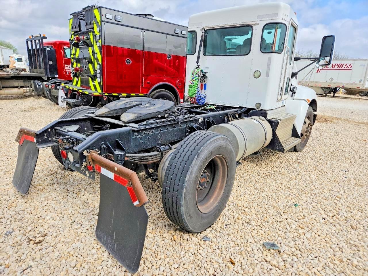 2015 Kenworth T300 Semi Truck
