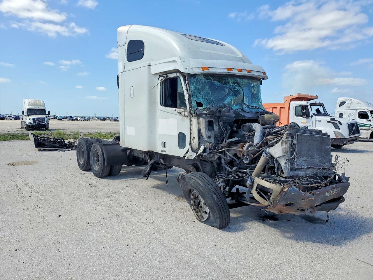 2004 Freightliner Columbia 120 Semi Truck