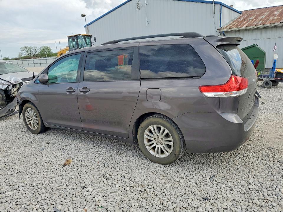 2013 Toyota Sienna xle 8-passenger