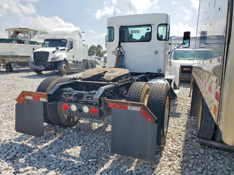 2015 Kenworth T330 Semi Truck