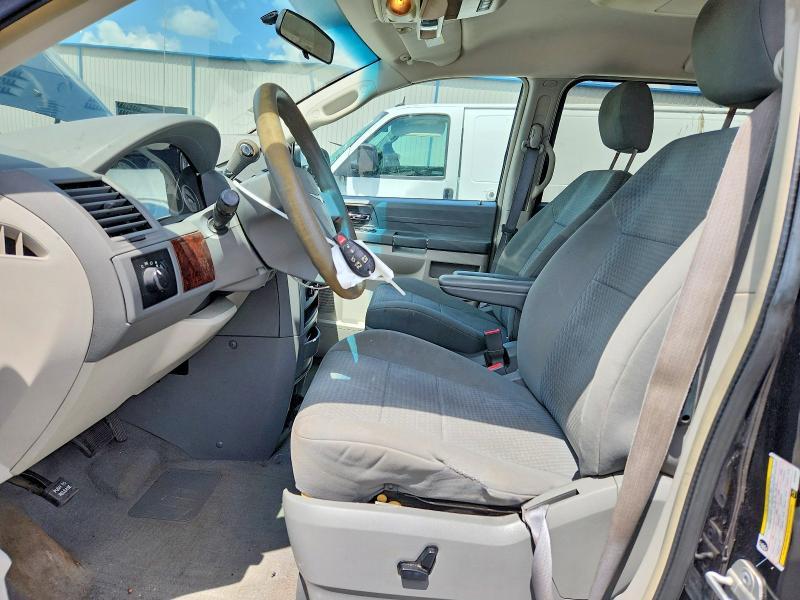 2010 Chrysler Town & Country lx