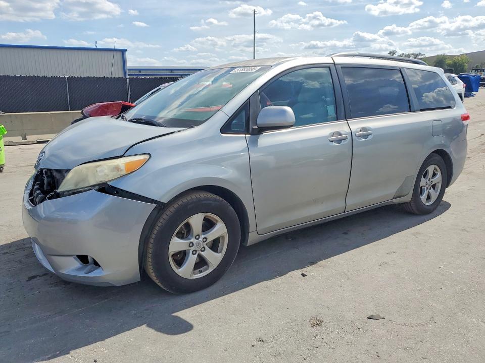 2011 Toyota Sienna le