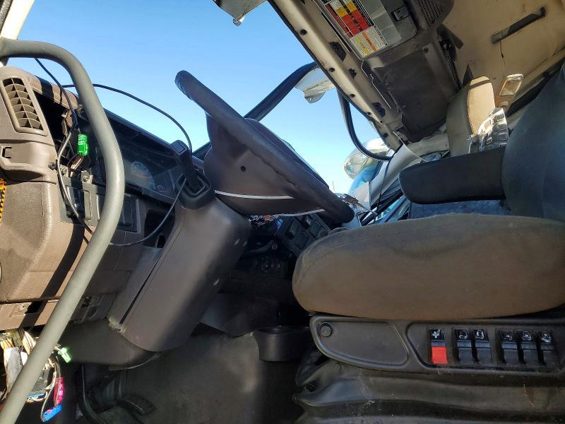 2016 Volvo VNM Semi Truck