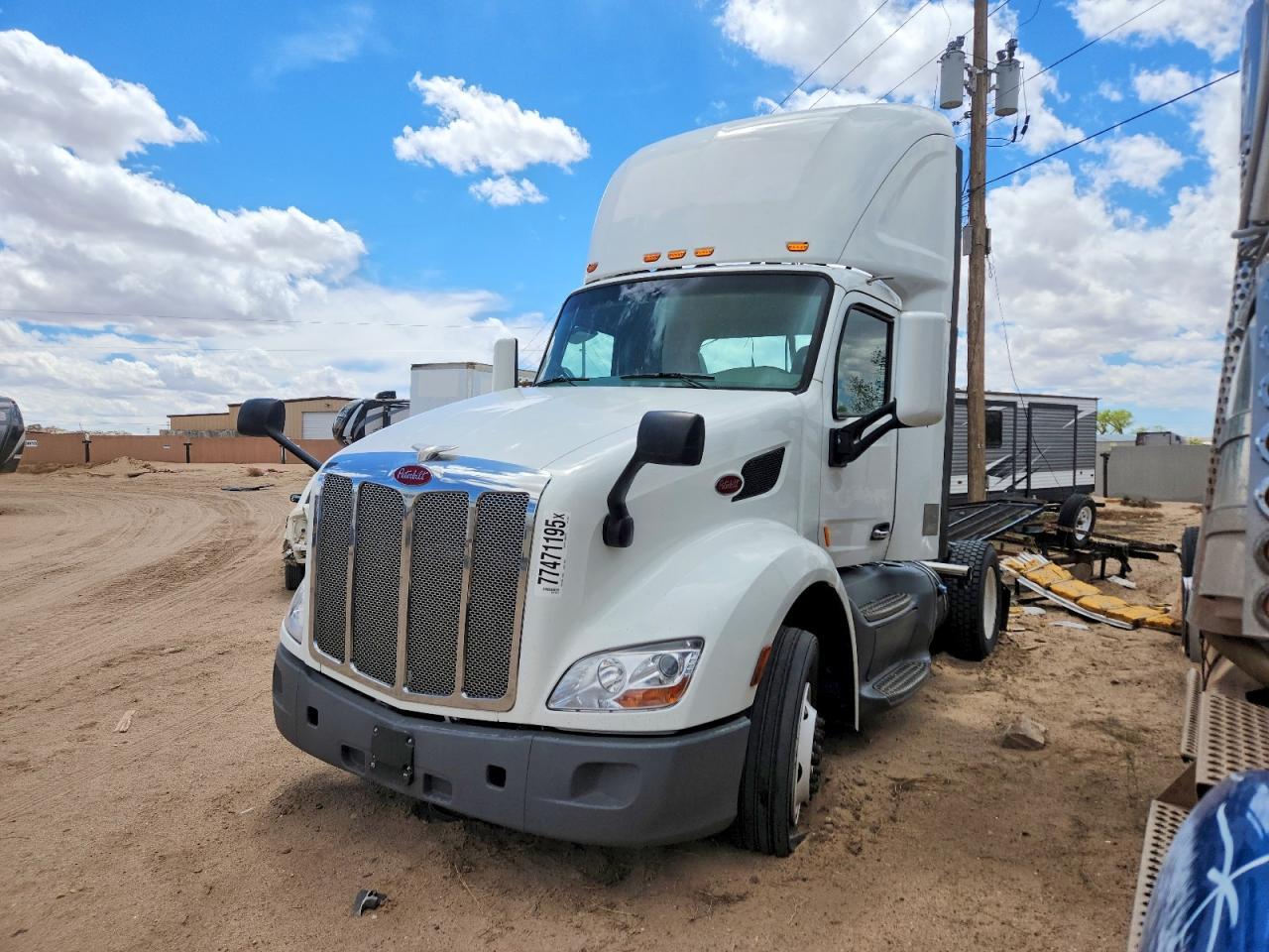 2018 Peterbilt 579 Semi Truck