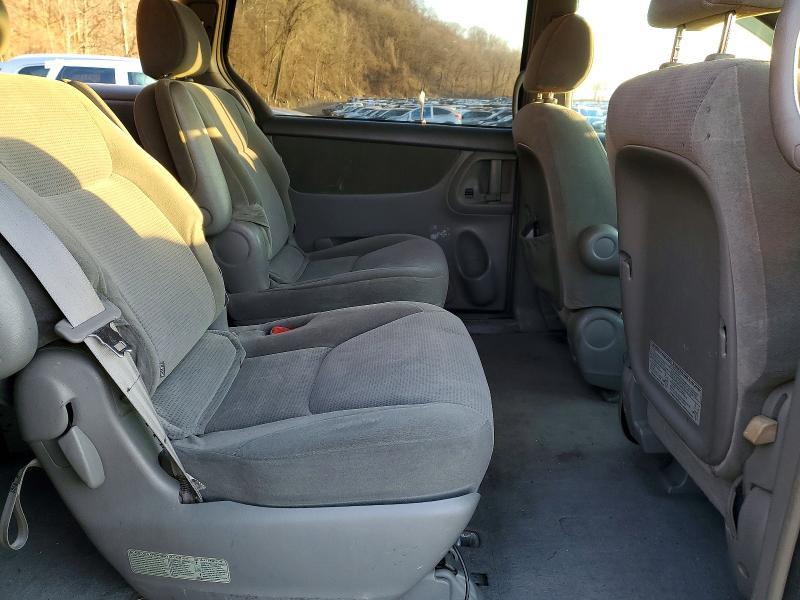 2004 Toyota Sienna le 7 Passenger