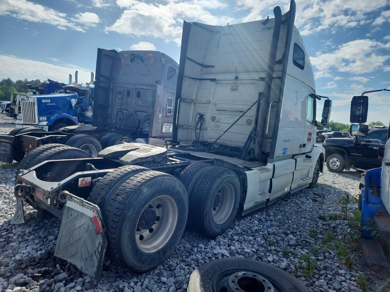 2014 Volvo VNL Semi Truck